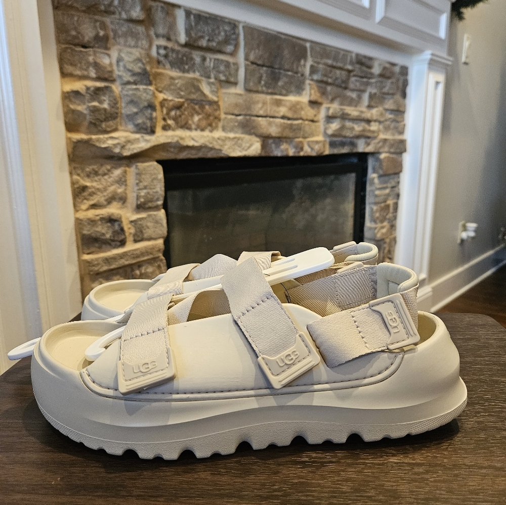 NWT UGG men’s Stratus sandals size 9
